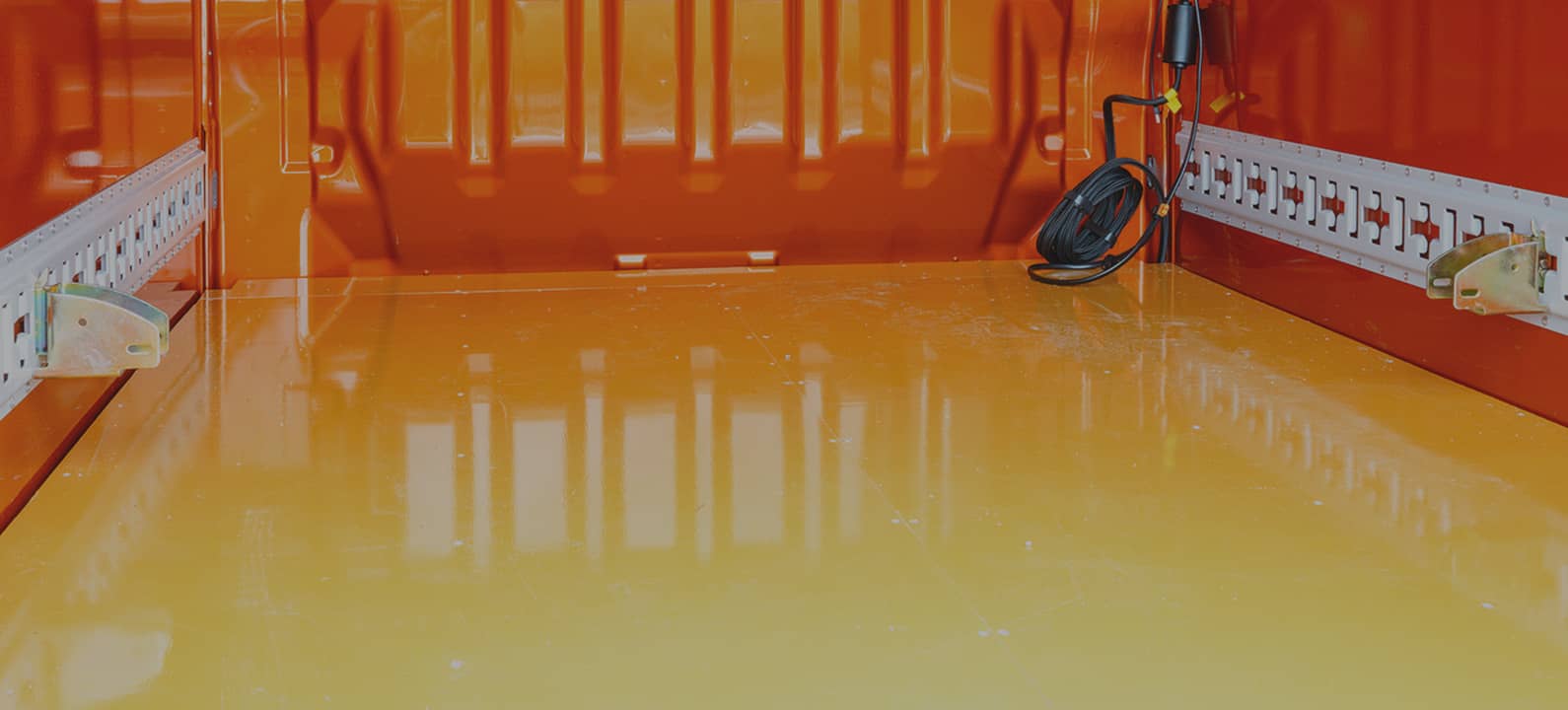 グループ旅行運送のオリジナル軽トラックの荷台