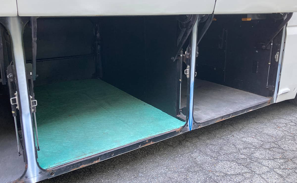 大型バスの床下トランク