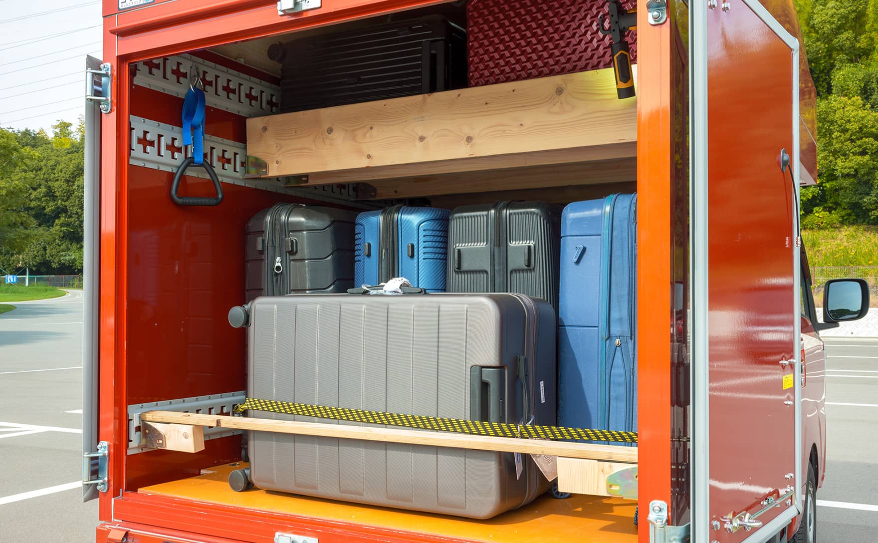 トラックに積まれたスーツケース